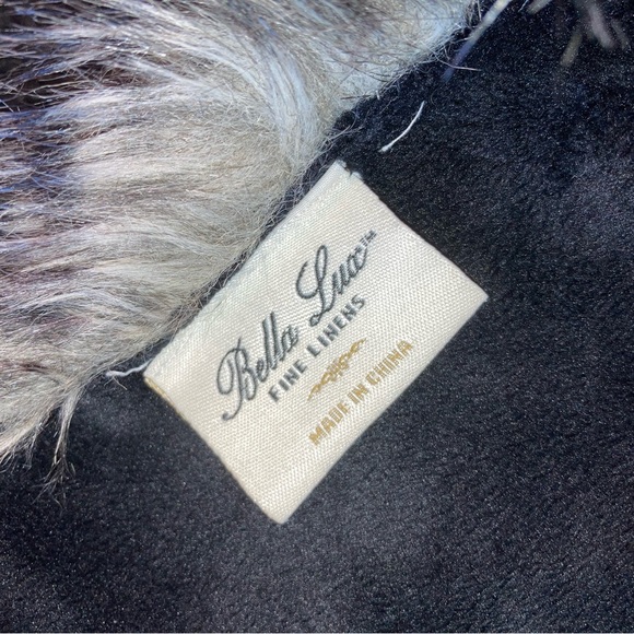 Beautiful Grey Modern Bella Luca Raccoon Fur Accent Fine Lien blanket - Picture 6 of 11